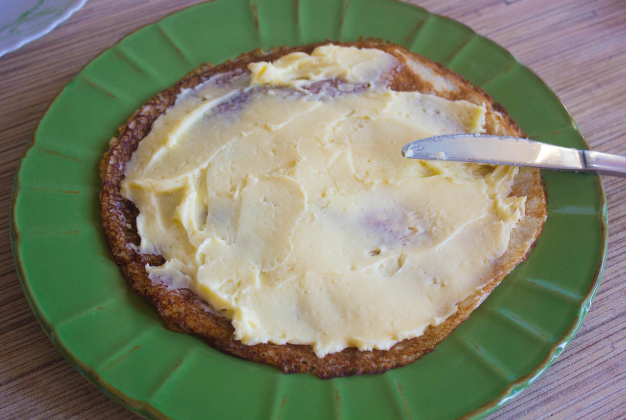 К Масленице: рецепт блинного торта с крем-чизом и ягодным декором