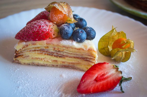 К Масленице: рецепт блинного торта с крем-чизом и ягодным декором