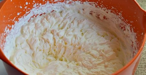 Узнайте, как взбить сметану для пышного сливочного крема на любимые десерты