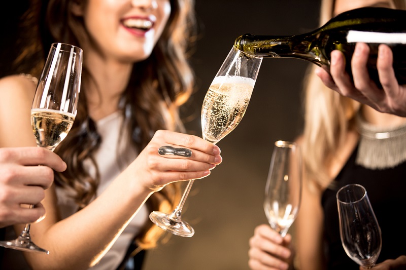 Узнайте, почему нервным женщинам нужно пить шампанское каждый день