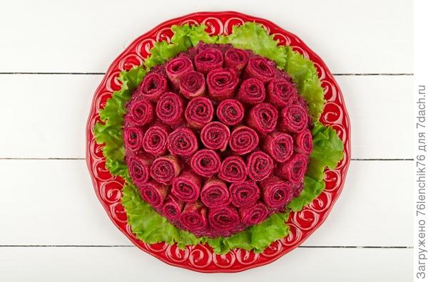 Украшение салата розами из блинов
