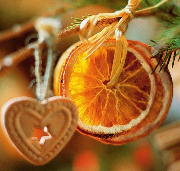 Украшением для новогодней елки станет связка засушенных ломтиков апельсина.
